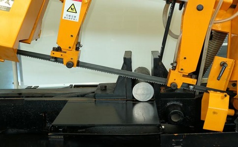 南岳数控带锯床自动送料精度会出现偏差吗？