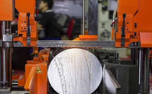 南岳立式金属带锯床切削出现跑带故障解决方法！